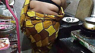 Kitchen Me Saree Pahana Desi Hot Aunty Ki Chudai - (55 Year Old Tamil Aunty Fucks In The Kitchen)