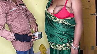 Doodhwali doodh bechate bechate apne Bhi dudh bech Diya Malik Ko