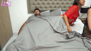 Mi hermanastra me invita a su casa, compartimos cama los tres y termino follandome a su marido