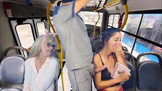 Trabalhador tira pau pra fora e encoxa mulheres dentro do &ocirc_nibus em p&uacute_blico!