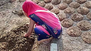 गांव वाली भाभी गांव किनारे गोवर थोपने गई चूत मरवाने लगी