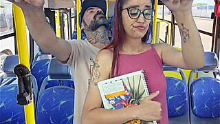 Estudande sendo encoxada por velho no onibus em publico!