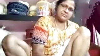 TIRUNELVELI TAMIL DELPHINE AUNTY SHOWING PUSSY HOLE
